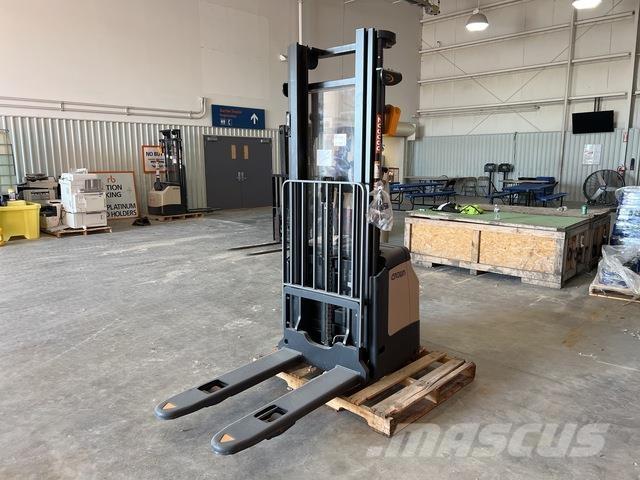 Crown ES 4000 Pašgājēji krautnētāji