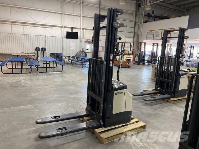 Crown ES 4000 Pašgājēji krautnētāji