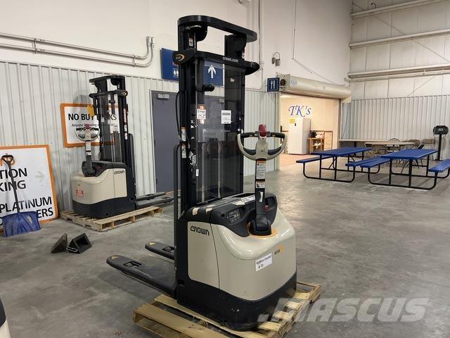 Crown ES 4000 Pašgājēji krautnētāji