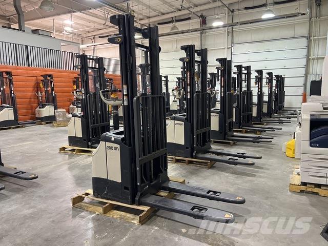 Crown ES 4000 Pašgājēji krautnētāji