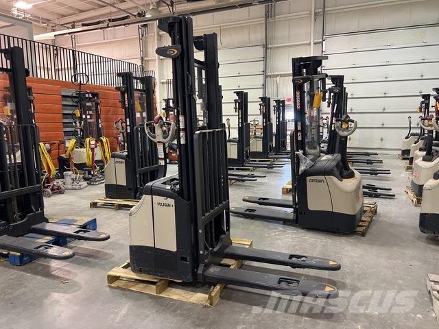 Crown ES 4000 Pašgājēji krautnētāji