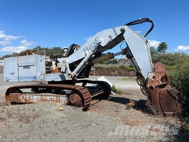 Demag H85 Ekskavatori ar kausu priekšā