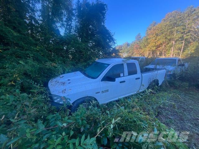 Dodge Ram Vieglais kravas automobilis/izkraušana no sāniem