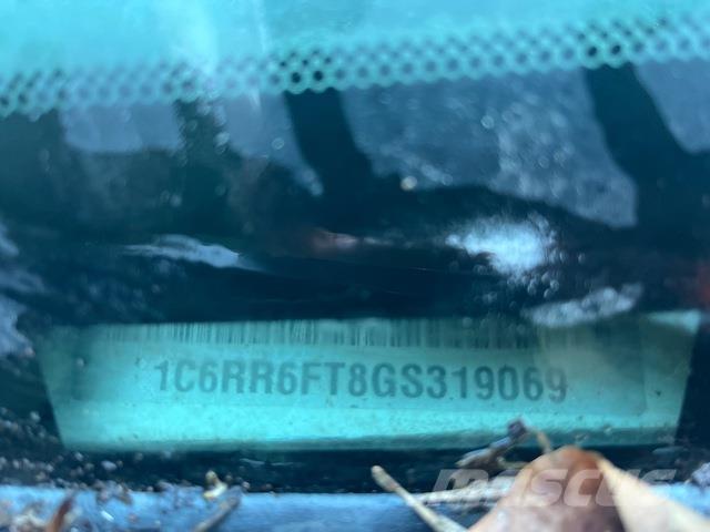 Dodge Ram Vieglais kravas automobilis/izkraušana no sāniem