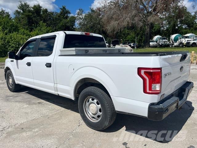 Ford F-150 Vieglais kravas automobilis/izkraušana no sāniem