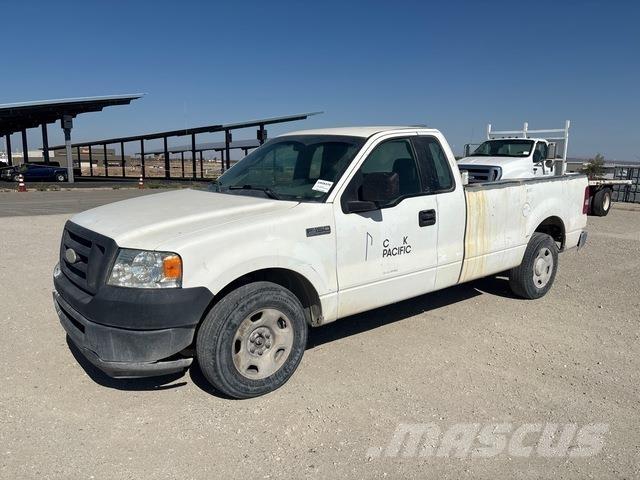 Ford F-150 Vieglais kravas automobilis/izkraušana no sāniem