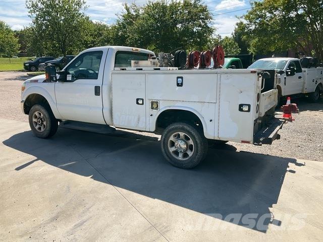 Ford F-250 Vieglais kravas automobilis/izkraušana no sāniem