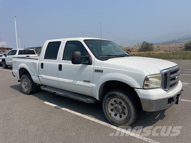 Ford F-250 Vieglais kravas automobilis/izkraušana no sāniem