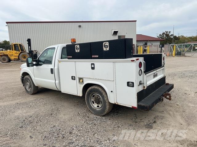 Ford F-250 Vieglais kravas automobilis/izkraušana no sāniem