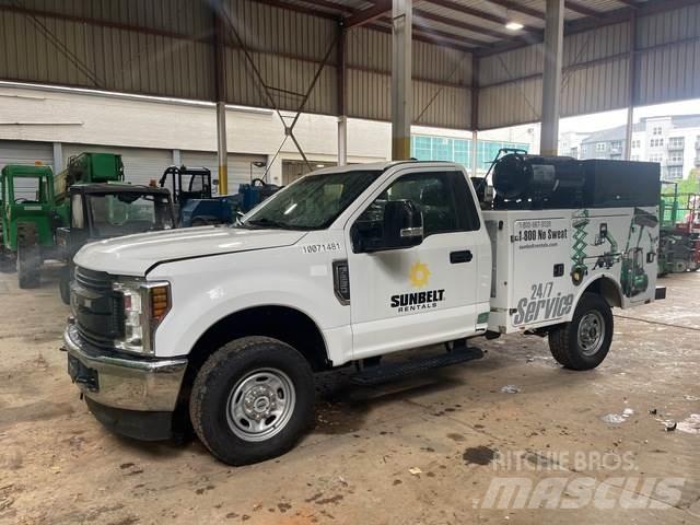 Ford F-250 Vieglais kravas automobilis/izkraušana no sāniem