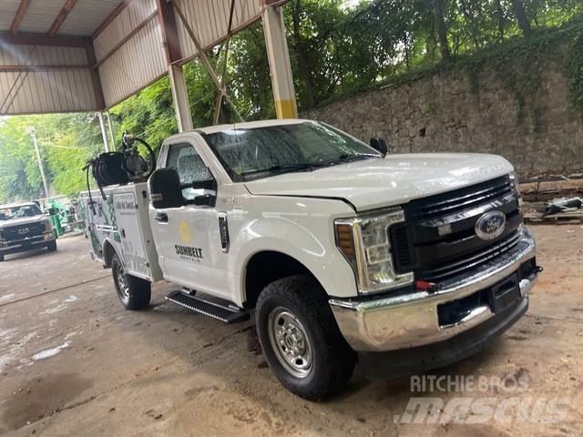 Ford F-250 Vieglais kravas automobilis/izkraušana no sāniem