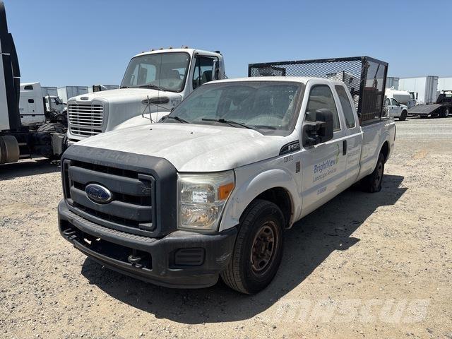 Ford F-250 Vieglais kravas automobilis/izkraušana no sāniem