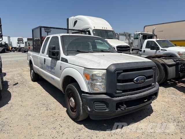Ford F-250 Vieglais kravas automobilis/izkraušana no sāniem