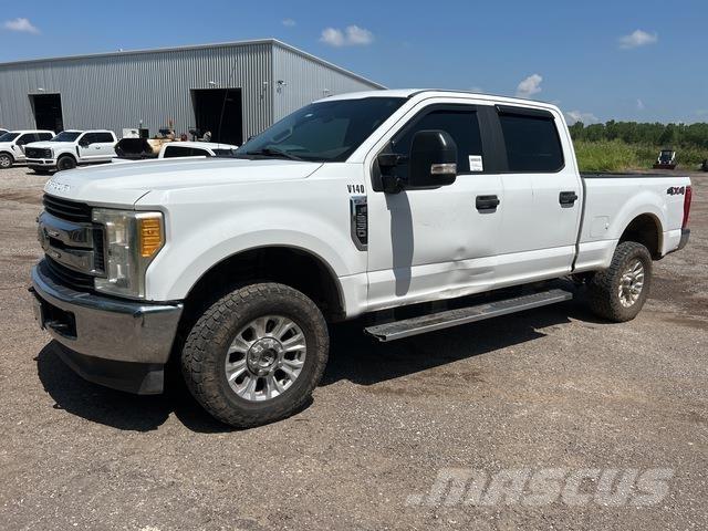 Ford F-250 Vieglais kravas automobilis/izkraušana no sāniem