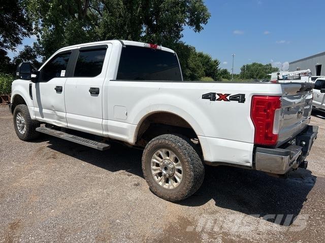 Ford F-250 Vieglais kravas automobilis/izkraušana no sāniem