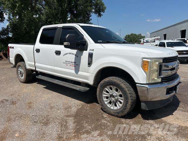 Ford F-250 Vieglais kravas automobilis/izkraušana no sāniem