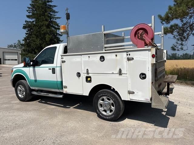 Ford F-250 Vieglais kravas automobilis/izkraušana no sāniem