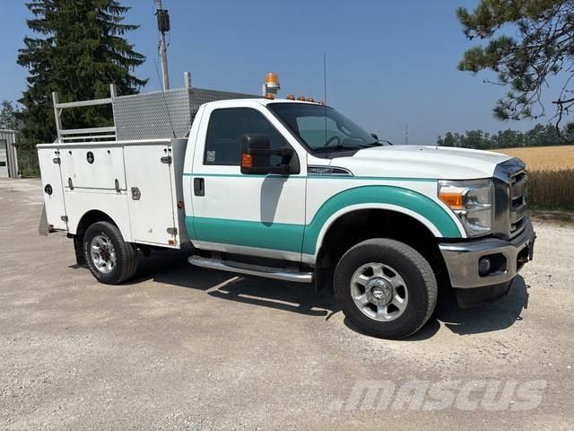 Ford F-250 Vieglais kravas automobilis/izkraušana no sāniem