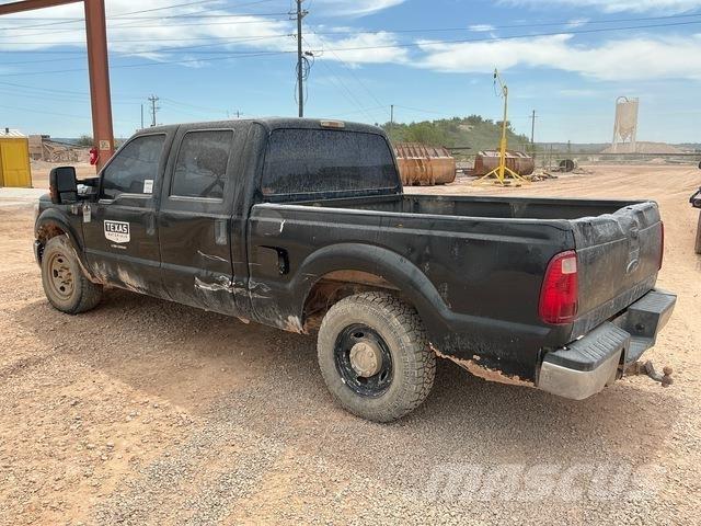 Ford F-250 Vieglais kravas automobilis/izkraušana no sāniem