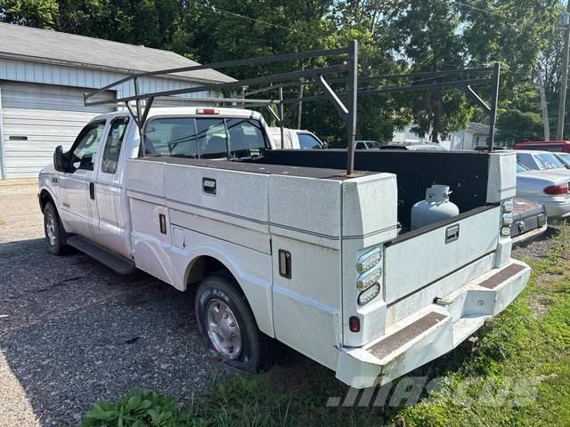 Ford F-250 Vieglais kravas automobilis/izkraušana no sāniem
