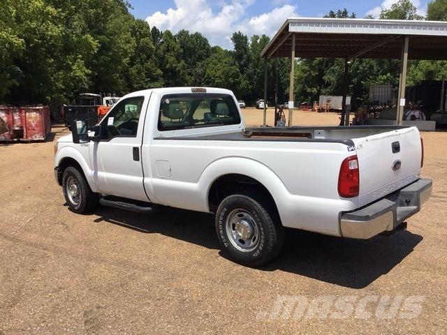 Ford F-250 Vieglais kravas automobilis/izkraušana no sāniem