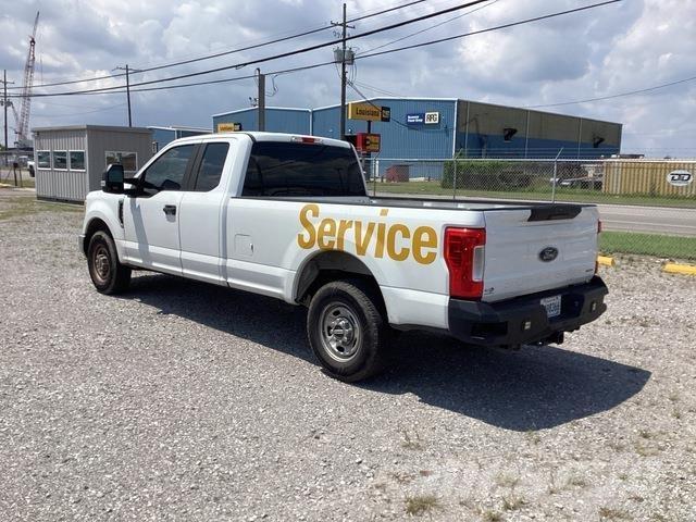 Ford F-250 Vieglais kravas automobilis/izkraušana no sāniem