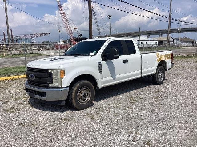 Ford F-250 Vieglais kravas automobilis/izkraušana no sāniem
