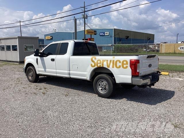 Ford F-250 Vieglais kravas automobilis/izkraušana no sāniem