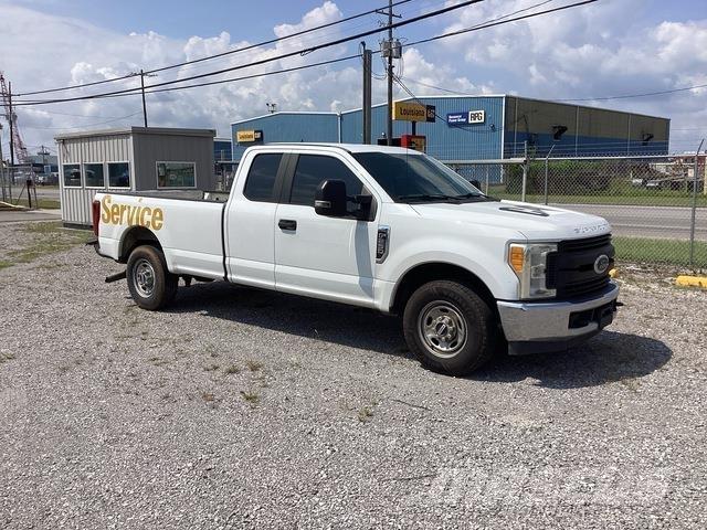Ford F-250 Vieglais kravas automobilis/izkraušana no sāniem