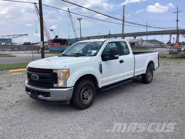 Ford F-250 Vieglais kravas automobilis/izkraušana no sāniem