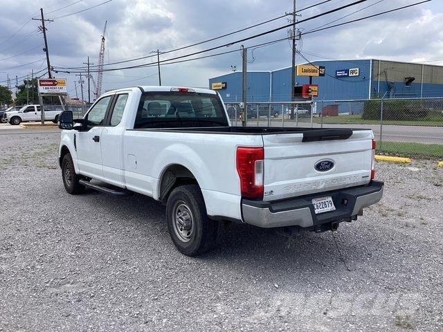 Ford F-250 Vieglais kravas automobilis/izkraušana no sāniem