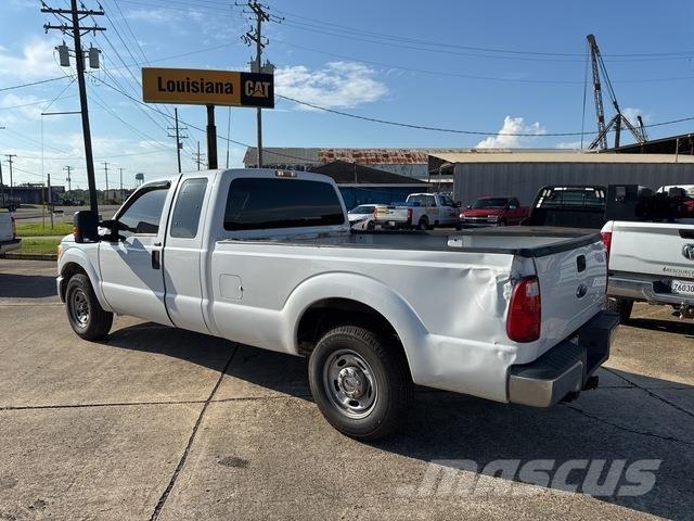 Ford F-250 Vieglais kravas automobilis/izkraušana no sāniem