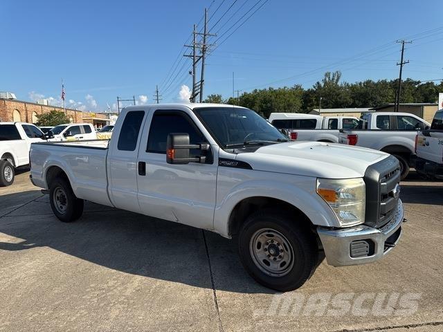 Ford F-250 Vieglais kravas automobilis/izkraušana no sāniem
