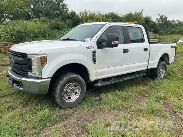 Ford F-250 Vieglais kravas automobilis/izkraušana no sāniem