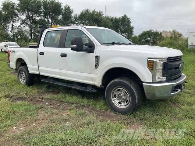 Ford F-250 Vieglais kravas automobilis/izkraušana no sāniem