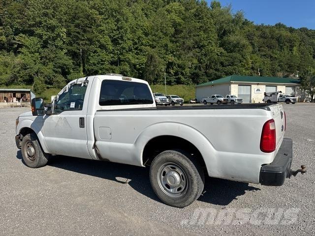 Ford F-250 Vieglais kravas automobilis/izkraušana no sāniem