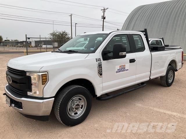 Ford F-250 Vieglais kravas automobilis/izkraušana no sāniem