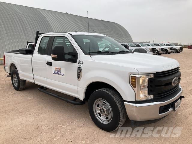 Ford F-250 Vieglais kravas automobilis/izkraušana no sāniem