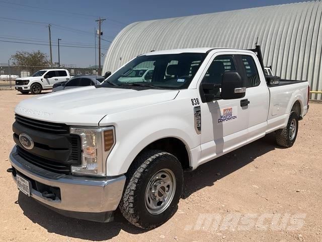 Ford F-250 Vieglais kravas automobilis/izkraušana no sāniem