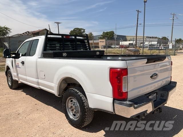 Ford F-250 Vieglais kravas automobilis/izkraušana no sāniem