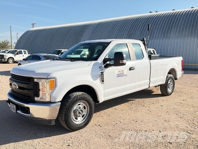 Ford F-250 Vieglais kravas automobilis/izkraušana no sāniem