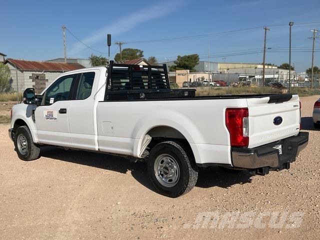 Ford F-250 Vieglais kravas automobilis/izkraušana no sāniem