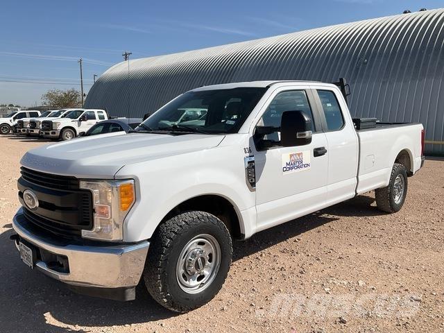 Ford F-250 Vieglais kravas automobilis/izkraušana no sāniem