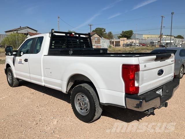 Ford F-250 Vieglais kravas automobilis/izkraušana no sāniem