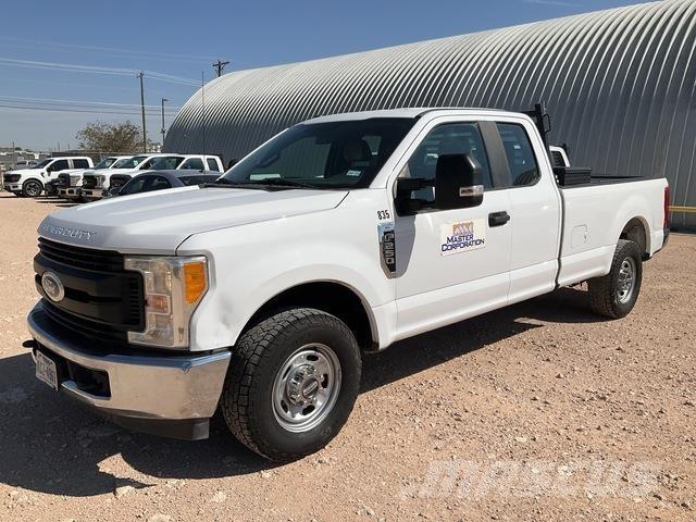 Ford F-250 Vieglais kravas automobilis/izkraušana no sāniem
