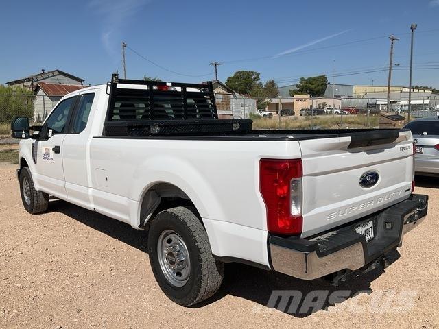 Ford F-250 Vieglais kravas automobilis/izkraušana no sāniem