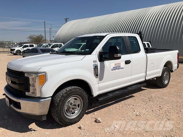 Ford F-250 Vieglais kravas automobilis/izkraušana no sāniem