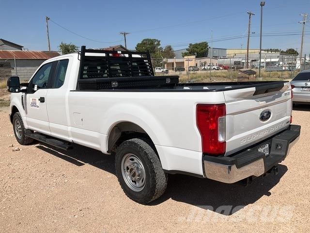 Ford F-250 Vieglais kravas automobilis/izkraušana no sāniem