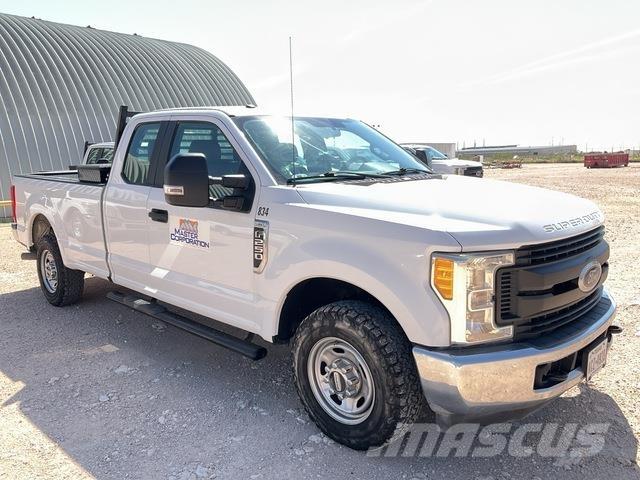 Ford F-250 Vieglais kravas automobilis/izkraušana no sāniem