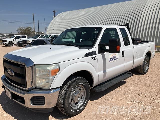 Ford F-250 Vieglais kravas automobilis/izkraušana no sāniem
